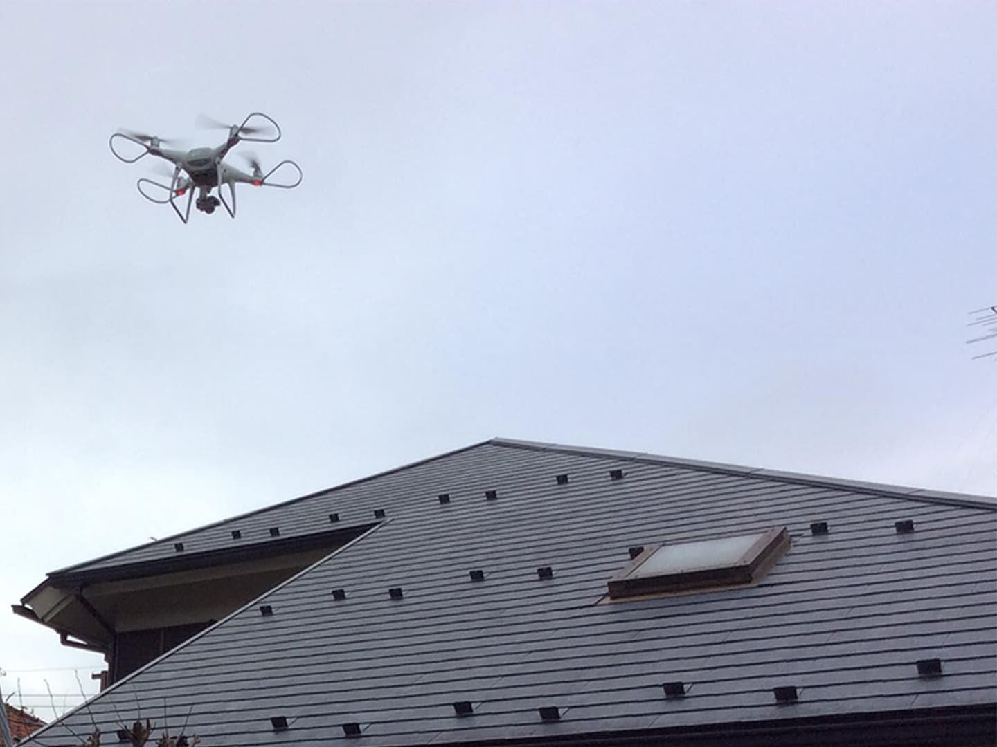 ドローンで屋根を上空から点検